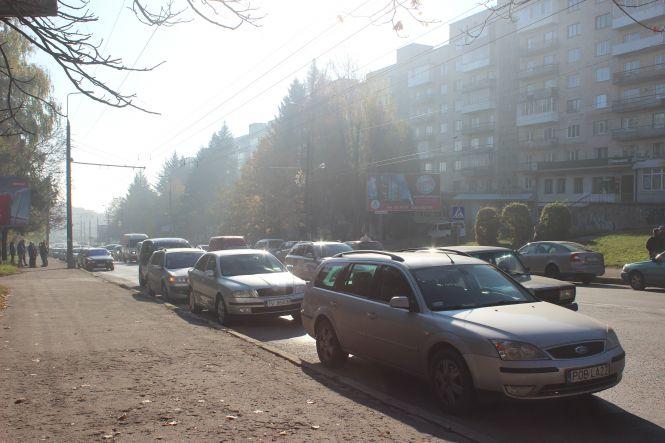 Бойкот цін на пальне у Тернополі. Біля Збаразького кільця водії зупинилися та сигналили, фото №2 на сайті 20minut.ua