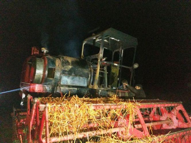 Рятувальники у Баранівському районі ліквідували пожежу комбайна в полі, фото №1 на сайті 20minut.ua