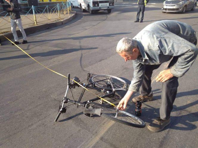 Новини Хмельницького - фото з В центрі Хмельницького "Fiat" збив велосипедиста. Він у лікарні В центрі Хмельницького "Fiat" збив велосипедиста. Він у лікарні, фото №3 на сайті vsim.ua