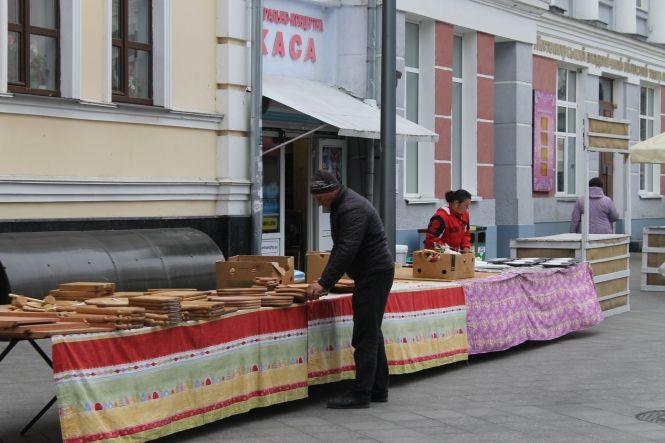 На вулиці Михайлівській почалася підготовка до традиційного національно-обрядового дійства «Покровське весілля». ФОТО, фото №1 на сайті 20minut.ua