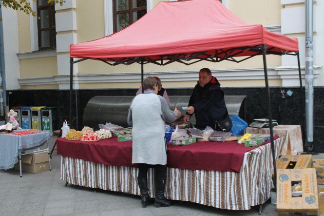 На вулиці Михайлівській почалася підготовка до традиційного національно-обрядового дійства «Покровське весілля». ФОТО, фото №4 на сайті 20minut.ua