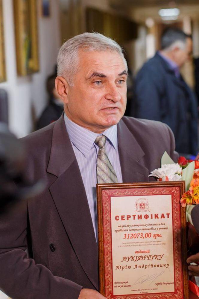 Новини Вінниці - фото з Вінницькому військовому вручили сертифікат на придбання авто Вінницькому військовому вручили сертифікат на придбання авто, фото №1 на сайті 20minut.ua