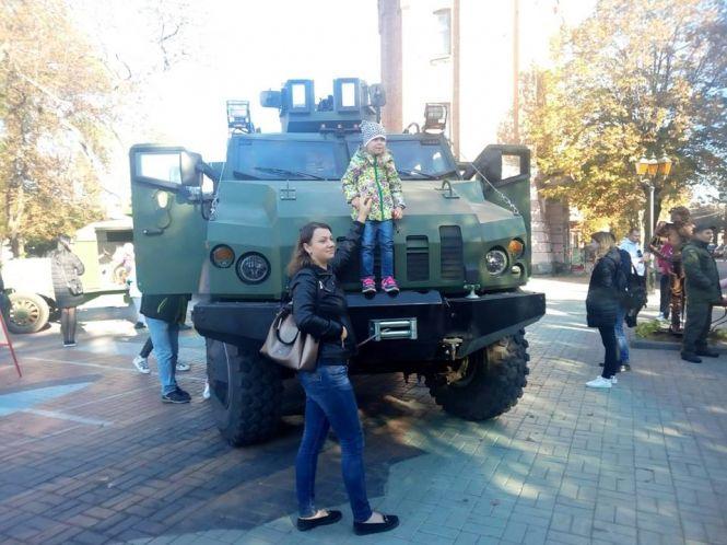 У центрі міста стоять військові броньовики минулого століття, фото №8 на сайті 20minut.ua
