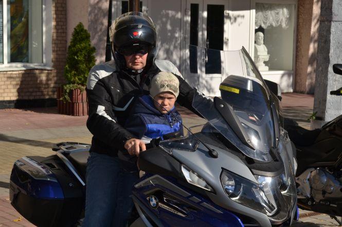 Новини Хмельницького - фото з Під рев моторів байкери закрили мотосезон у Хмельницькому (ФОТО) Під рев моторів байкери закрили мотосезон у Хмельницькому (ФОТО), фото №11 на сайті vsim.ua