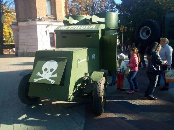 У центрі міста стоять військові броньовики минулого століття, фото №4 на сайті 20minut.ua