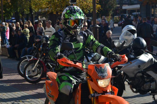 Новини Хмельницького - фото з Під рев моторів байкери закрили мотосезон у Хмельницькому (ФОТО) Під рев моторів байкери закрили мотосезон у Хмельницькому (ФОТО), фото №16 на сайті vsim.ua