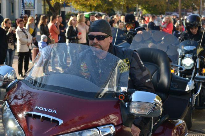 Новини Хмельницького - фото з Під рев моторів байкери закрили мотосезон у Хмельницькому (ФОТО) Під рев моторів байкери закрили мотосезон у Хмельницькому (ФОТО), фото №18 на сайті vsim.ua