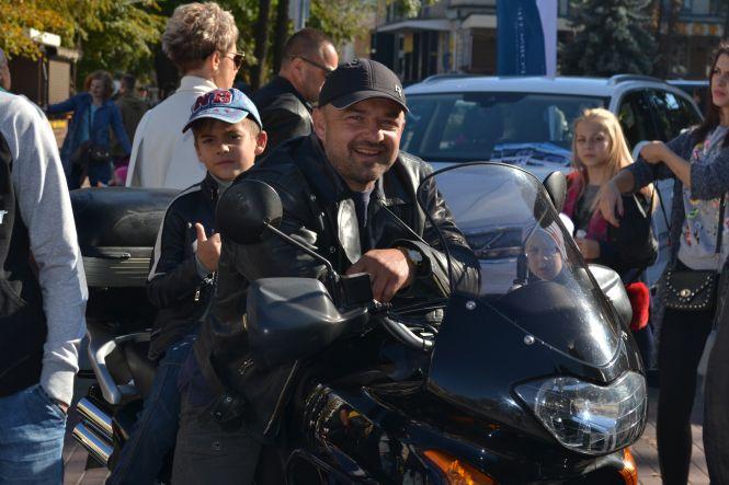 Новини Хмельницького - фото з Під рев моторів байкери закрили мотосезон у Хмельницькому (ФОТО) Під рев моторів байкери закрили мотосезон у Хмельницькому (ФОТО), фото №4 на сайті vsim.ua