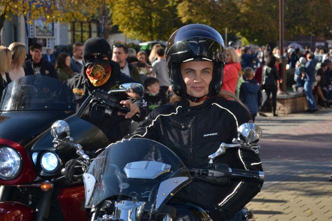 Новини Хмельницького - фото з Під рев моторів байкери закрили мотосезон у Хмельницькому (ФОТО) Під рев моторів байкери закрили мотосезон у Хмельницькому (ФОТО), фото №19 на сайті vsim.ua