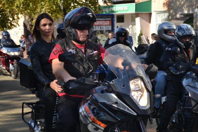 Новини Хмельницького - фото з Під рев моторів байкери закрили мотосезон у Хмельницькому (ФОТО) Під рев моторів байкери закрили мотосезон у Хмельницькому (ФОТО), фото №24 на сайті vsim.ua