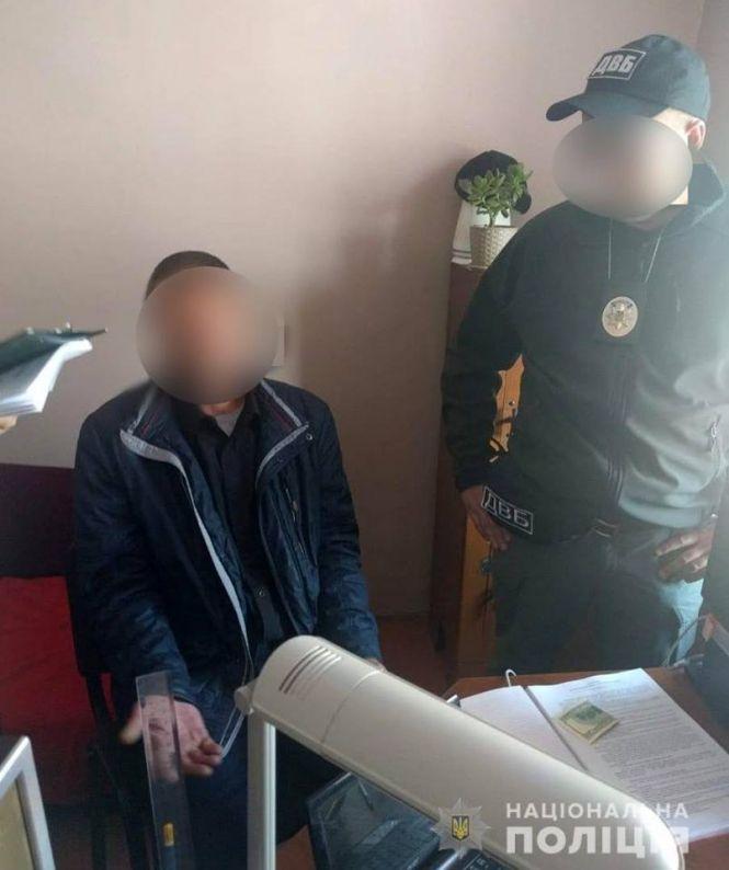 Новини Хмельницького - фото з На Хмельниччині раніше судимий тернополянин хотів підкупити слідчого за 200 доларів На Хмельниччині раніше судимий тернополянин хотів підкупити слідчого за 200 доларів, фото №1 на сайті vsim.ua