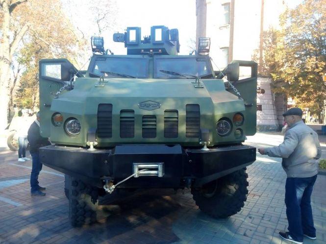У центрі міста стоять військові броньовики минулого століття, фото №6 на сайті 20minut.ua