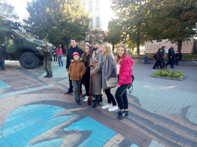 У центрі міста стоять військові броньовики минулого століття, фото №2 на сайті 20minut.ua