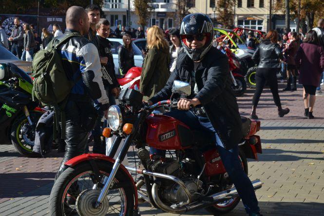 Новини Хмельницького - фото з Під рев моторів байкери закрили мотосезон у Хмельницькому (ФОТО) Під рев моторів байкери закрили мотосезон у Хмельницькому (ФОТО), фото №5 на сайті vsim.ua