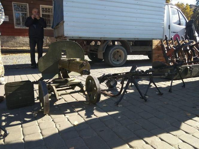 Новини Тернополя - фото з Тернополянам показали справжні «Максими», гвинтівки і автомати Тернополянам показали справжні «Максими», гвинтівки і автомати, фото №3 на сайті 20minut.ua