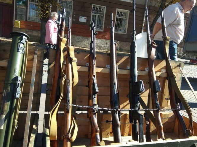 Новини Тернополя - фото з Тернополянам показали справжні «Максими», гвинтівки і автомати Тернополянам показали справжні «Максими», гвинтівки і автомати, фото №2 на сайті 20minut.ua