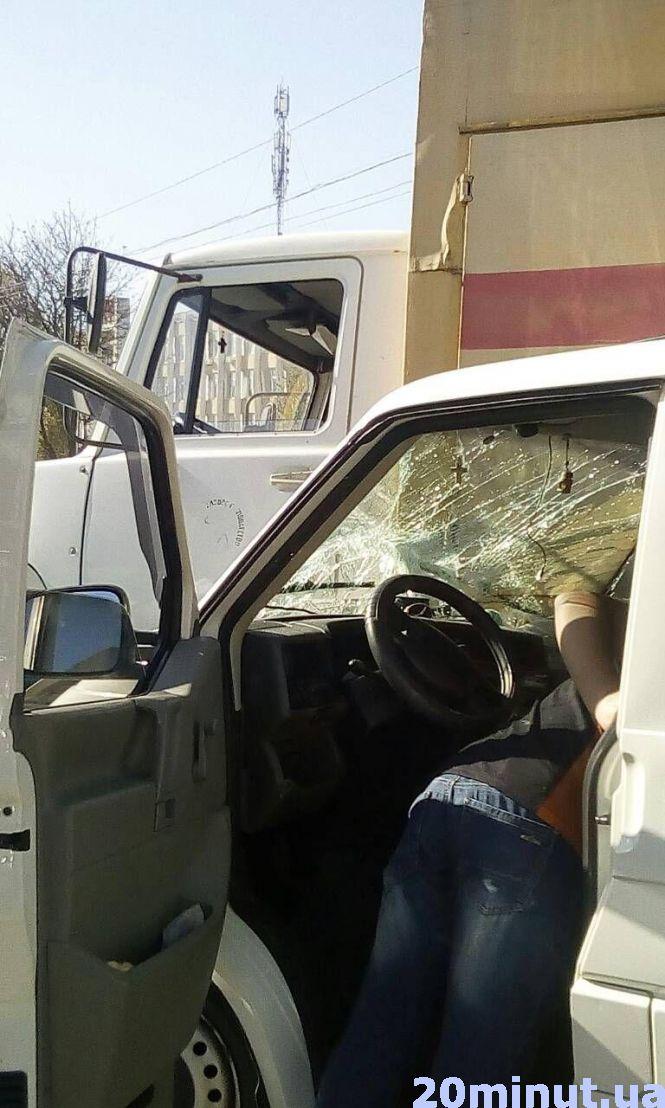 Новини Вінниці - фото з ДТП по Юності: водій "Аварійної газової служби" врізався у бус Volkswagen ДТП по Юності: водій "Аварійної газової служби" врізався у бус Volkswagen, фото №6 на сайті 20minut.ua