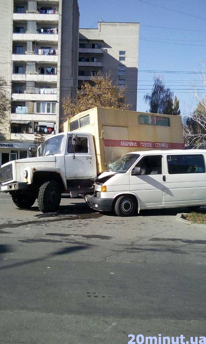 Новини Вінниці - фото з ДТП по Юності: водій "Аварійної газової служби" врізався у бус Volkswagen ДТП по Юності: водій "Аварійної газової служби" врізався у бус Volkswagen, фото №3 на сайті 20minut.ua