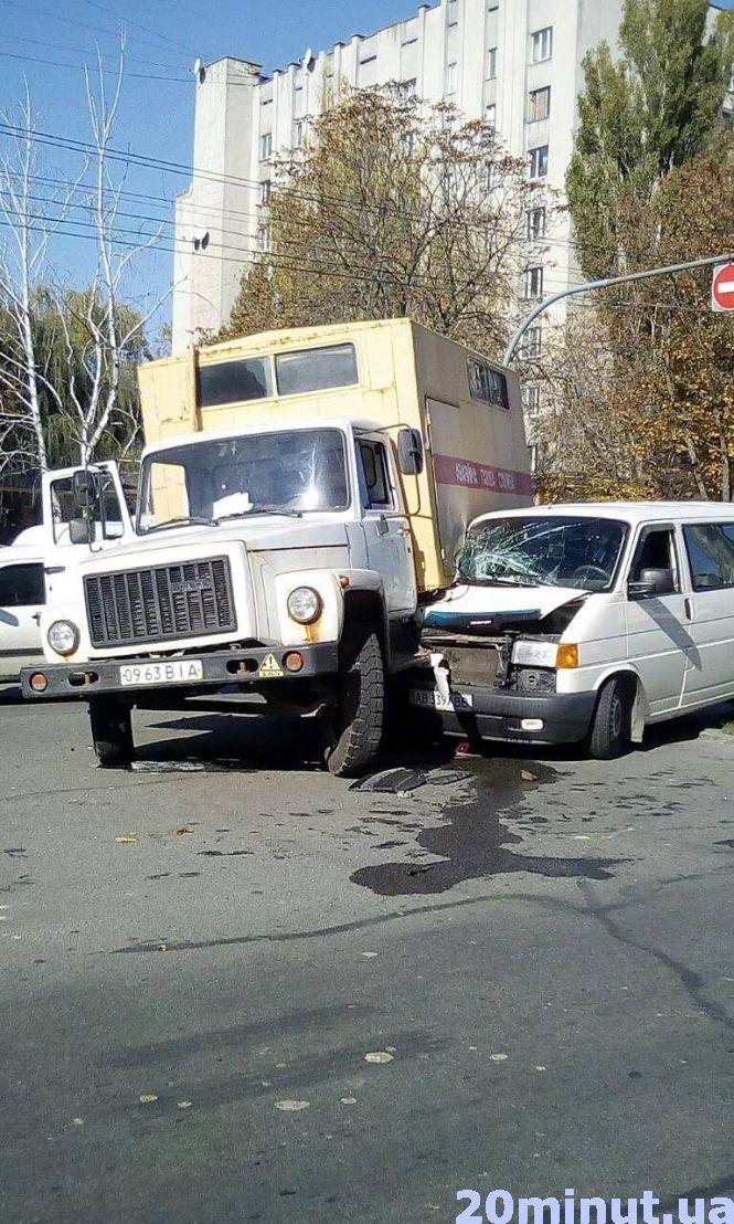 Новини Вінниці - фото з ДТП по Юності: водій "Аварійної газової служби" врізався у бус Volkswagen ДТП по Юності: водій "Аварійної газової служби" врізався у бус Volkswagen, фото №1 на сайті 20minut.ua