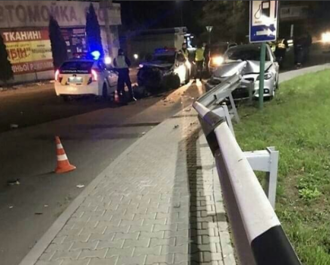 Нічна погоня за п’яним водієм у Хмельницькому: «BMW» на єврономерах влетіло у поліцейський «Prius» (ФОТО), фото №1 на сайті vsim.ua