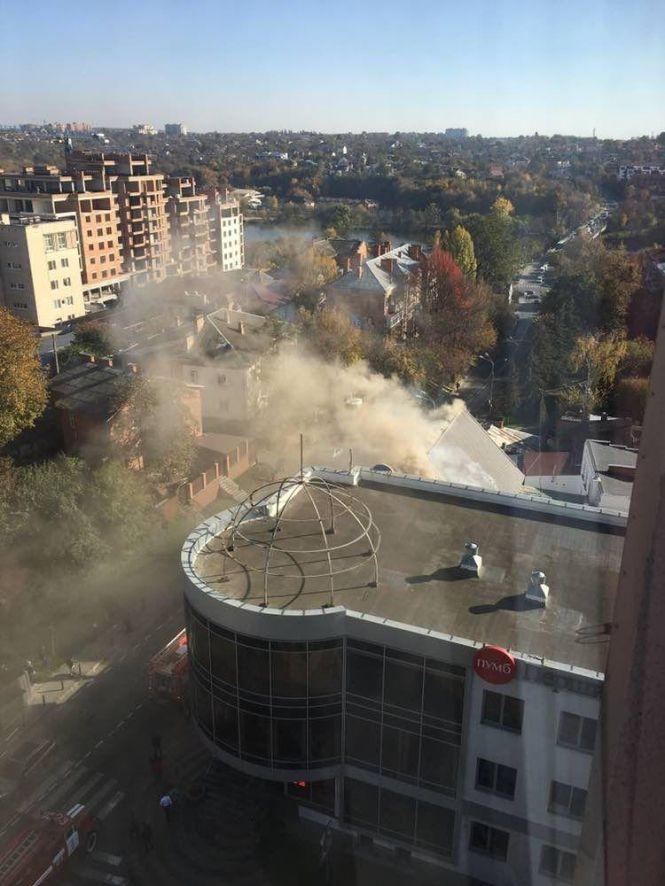 Новини Вінниці - фото з Пожежа біля мерії. Перекрили рух по вулиці Оводова (ФОТО та ВІДЕО з місця) Пожежа біля мерії. Перекрили рух по вулиці Оводова (ФОТО та ВІДЕО з місця), фото №1 на сайті 20minut.ua
