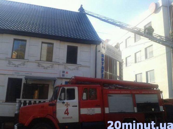 Новини Вінниці - фото з Пожежа біля мерії. Перекрили рух по вулиці Оводова (ФОТО та ВІДЕО з місця) Пожежа біля мерії. Перекрили рух по вулиці Оводова (ФОТО та ВІДЕО з місця), фото №8 на сайті 20minut.ua