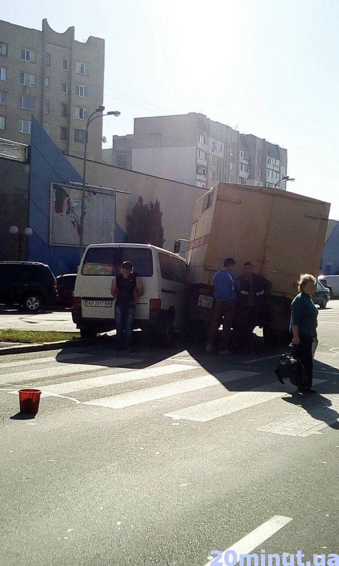 Новини Вінниці - фото з ДТП по Юності: водій "Аварійної газової служби" врізався у бус Volkswagen ДТП по Юності: водій "Аварійної газової служби" врізався у бус Volkswagen, фото №4 на сайті 20minut.ua