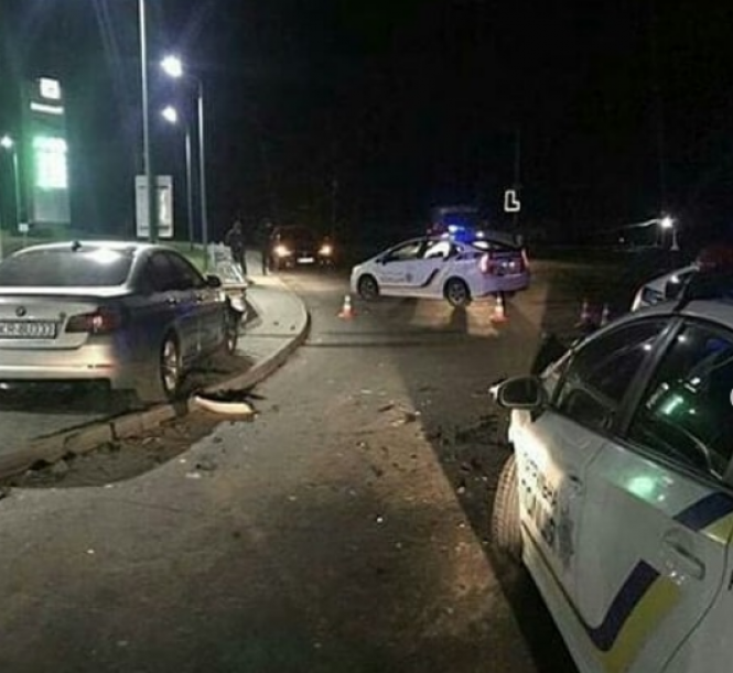 Нічна погоня за п’яним водієм у Хмельницькому: «BMW» на єврономерах влетіло у поліцейський «Prius» (ФОТО), фото №2 на сайті vsim.ua
