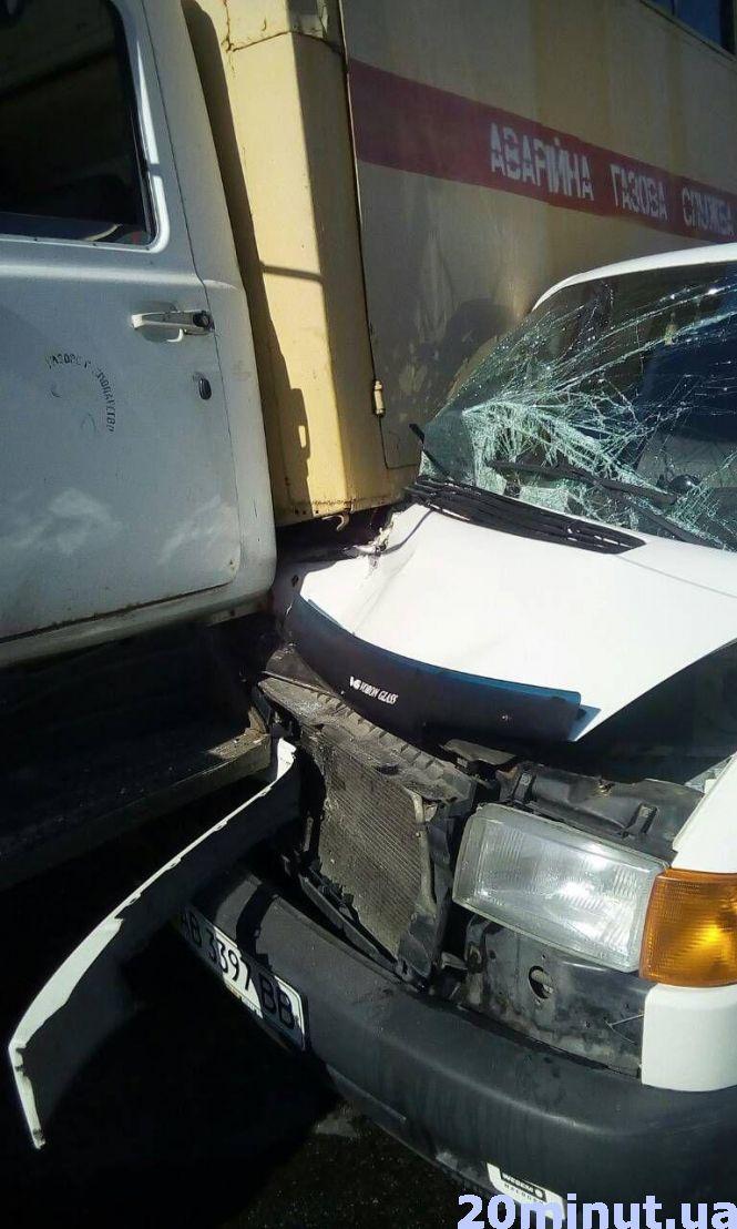 Новини Вінниці - фото з ДТП по Юності: водій "Аварійної газової служби" врізався у бус Volkswagen ДТП по Юності: водій "Аварійної газової служби" врізався у бус Volkswagen, фото №5 на сайті 20minut.ua