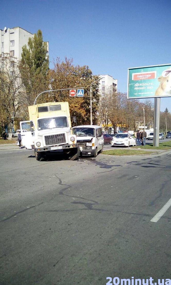 Новини Вінниці - фото з ДТП по Юності: водій "Аварійної газової служби" врізався у бус Volkswagen ДТП по Юності: водій "Аварійної газової служби" врізався у бус Volkswagen, фото №2 на сайті 20minut.ua