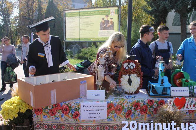 Новини Кам'янця-Подільського - фото з Гучна музика і запальні танці. Якою у Кам'янці була міжобласна ярмарка професій (ФОТО) Гучна музика і запальні танці. Якою у Кам'янці була міжобласна ярмарка професій (ФОТО), фото №4 на сайті 20minut.ua