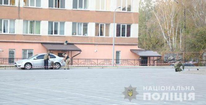 Чорна коробка під «Mitsubishi»: у Вінниці евакуювали 150 людей та оточили територію, фото №1 на сайті 20minut.ua