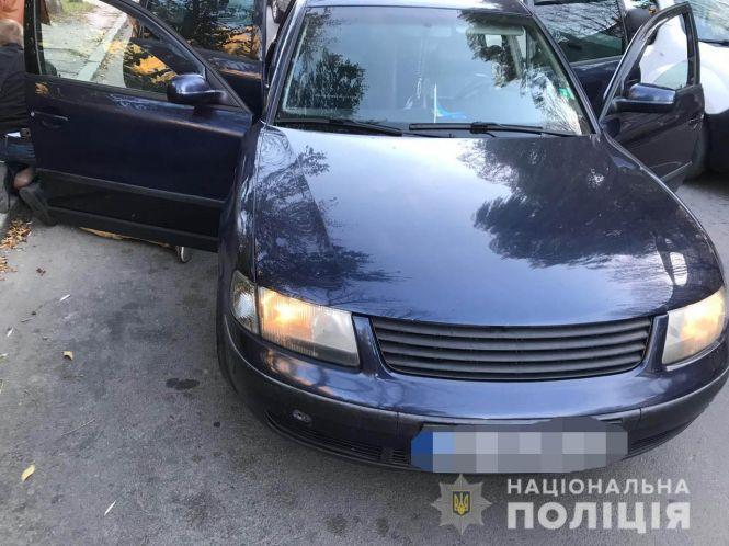 Гучне затримання автокрадіїв: поклали обличчям на землю та закували у наручники, фото №1 на сайті 20minut.ua