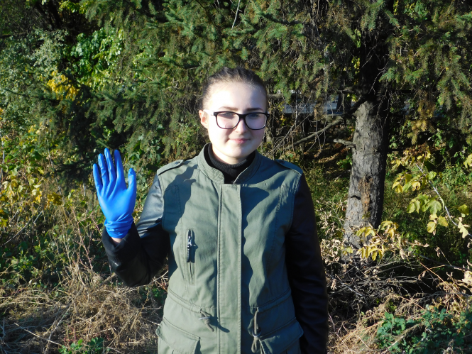 “Ніби розбирали хатинку бомжа”: як хмельницькі студенти прибирали сміття біля залізниці, фото №2 на сайті vsim.ua