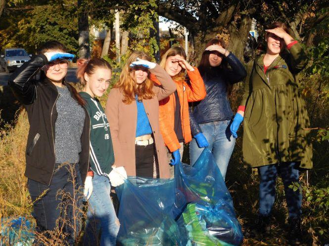 “Ніби розбирали хатинку бомжа”: як хмельницькі студенти прибирали сміття біля залізниці, фото №10 на сайті vsim.ua