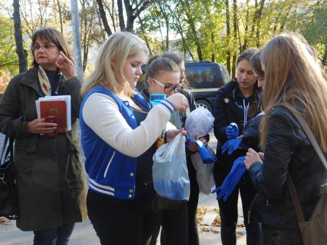 “Ніби розбирали хатинку бомжа”: як хмельницькі студенти прибирали сміття біля залізниці, фото №5 на сайті vsim.ua