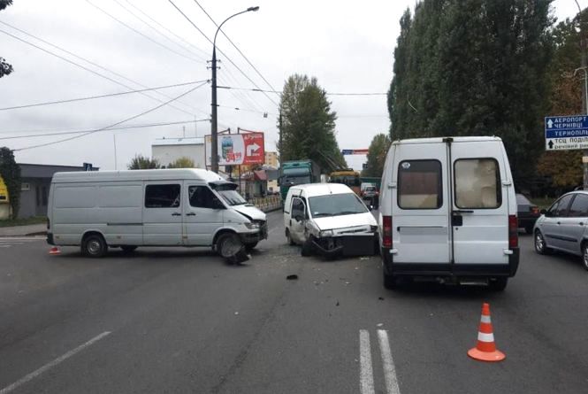 Розтрощений поліцейський «Prius» та збитий велосипедист: хроніка ДТП у Хмельницькому, фото №1 на сайті vsim.ua