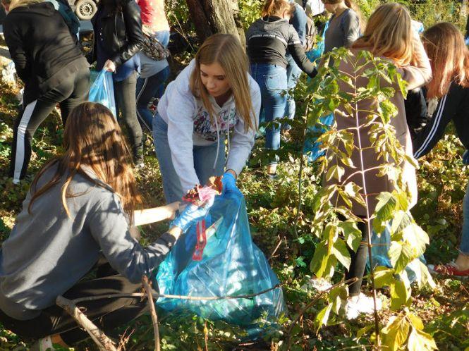 “Ніби розбирали хатинку бомжа”: як хмельницькі студенти прибирали сміття біля залізниці, фото №8 на сайті vsim.ua