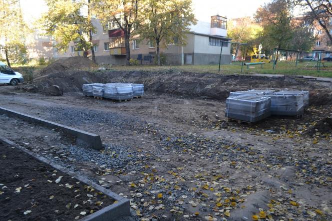 Новини Хмельницького - фото з На проспекті Миру за 1,3 мільйона гривень ремонтують двір На проспекті Миру за 1,3 мільйона гривень ремонтують двір, фото №1 на сайті vsim.ua