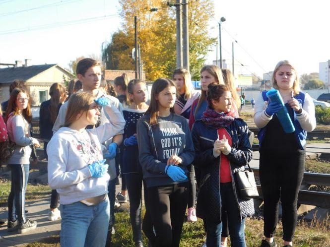 “Ніби розбирали хатинку бомжа”: як хмельницькі студенти прибирали сміття біля залізниці, фото №6 на сайті vsim.ua