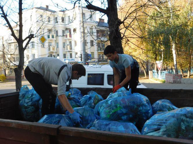 “Ніби розбирали хатинку бомжа”: як хмельницькі студенти прибирали сміття біля залізниці, фото №12 на сайті vsim.ua