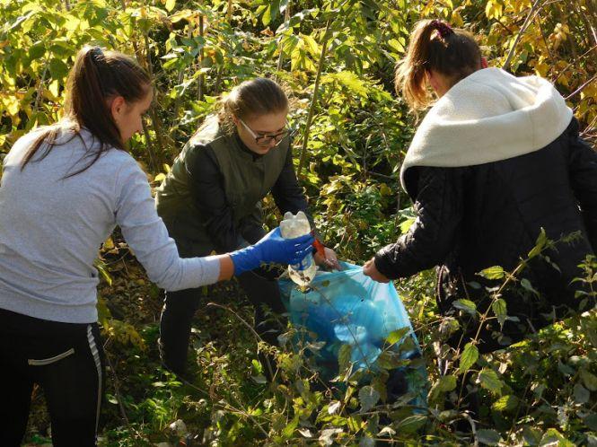 “Ніби розбирали хатинку бомжа”: як хмельницькі студенти прибирали сміття біля залізниці, фото №9 на сайті vsim.ua