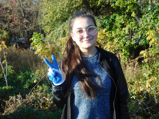 “Ніби розбирали хатинку бомжа”: як хмельницькі студенти прибирали сміття біля залізниці, фото №4 на сайті vsim.ua