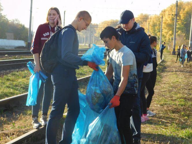 “Ніби розбирали хатинку бомжа”: як хмельницькі студенти прибирали сміття біля залізниці, фото №11 на сайті vsim.ua