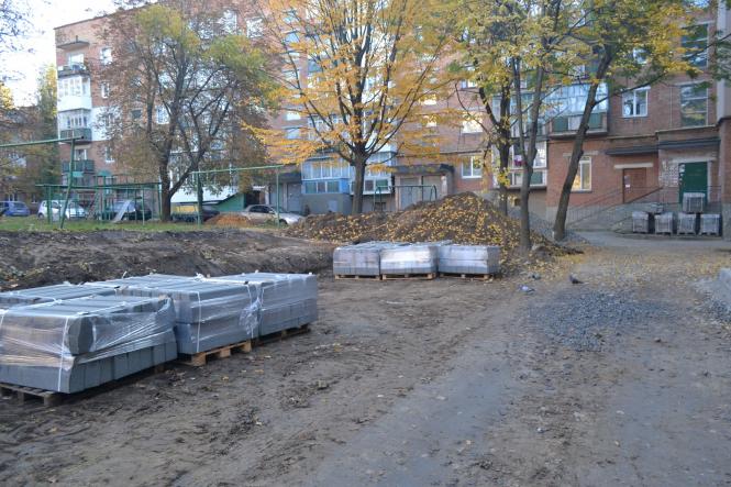 Новини Хмельницького - фото з На проспекті Миру за 1,3 мільйона гривень ремонтують двір На проспекті Миру за 1,3 мільйона гривень ремонтують двір, фото №2 на сайті vsim.ua
