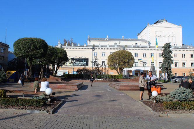 Новини Вінниці - фото з На Театральній розширюють дорогу. А далі — оновлення площі за 22,9 мільйона На Театральній розширюють дорогу. А далі — оновлення площі за 22,9 мільйона, фото №3 на сайті 20minut.ua
