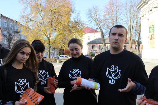 Новини Тернополя - фото з Центром Тернополя пройшли люди під чорними парасольками (відео) Центром Тернополя пройшли люди під чорними парасольками (відео), фото №2 на сайті 20minut.ua