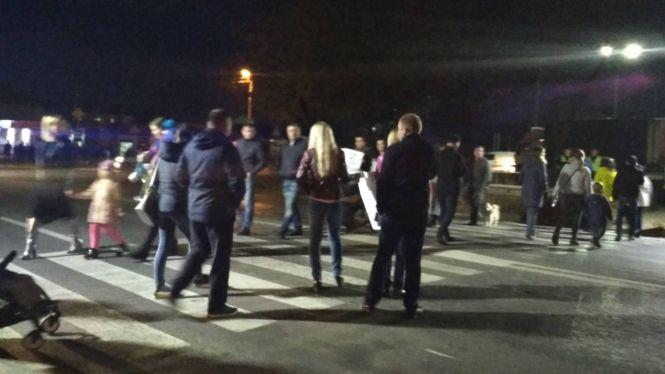 Вулицю 15 Квітня перекрили протестувальники, які викликають владу на діалог, фото №1 на сайті 20minut.ua