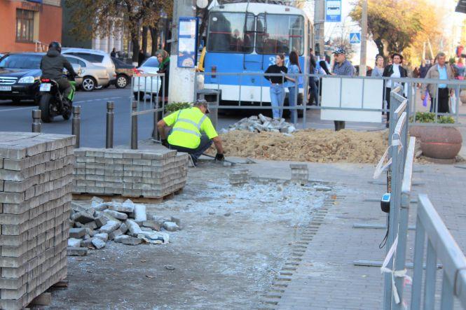 Новини Вінниці - фото з На Театральній розширюють дорогу. А далі — оновлення площі за 22,9 мільйона На Театральній розширюють дорогу. А далі — оновлення площі за 22,9 мільйона, фото №1 на сайті 20minut.ua