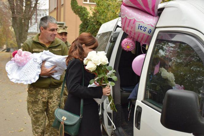 Новини Тернополя - фото з З військовим оркестром у Тернополі зустріли з пологового маля військовослужбовця З військовим оркестром у Тернополі зустріли з пологового маля військовослужбовця, фото №3 на сайті 20minut.ua